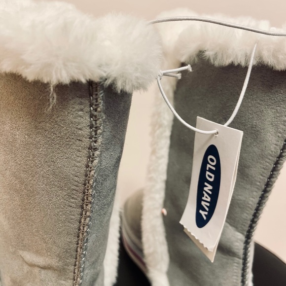 Girls boots w/ fuzzy lining.Old Navy.Size:13 Grey - Picture 6 of 8